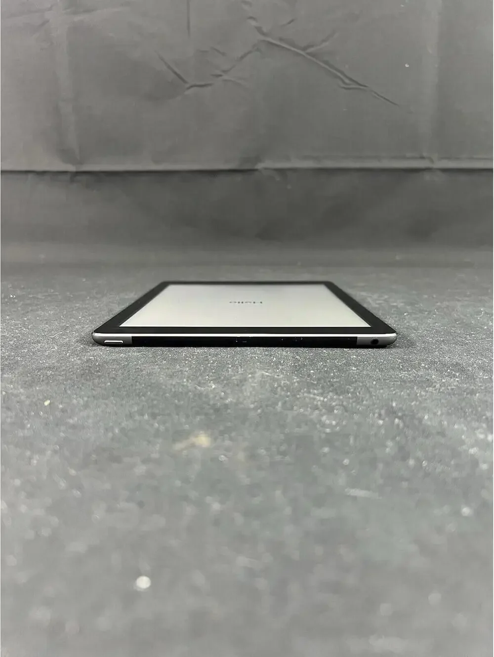 Apple iPad Air 1st Gen A1475 ME993LL/B 16GB Wi-Fi 9.7in - Gray